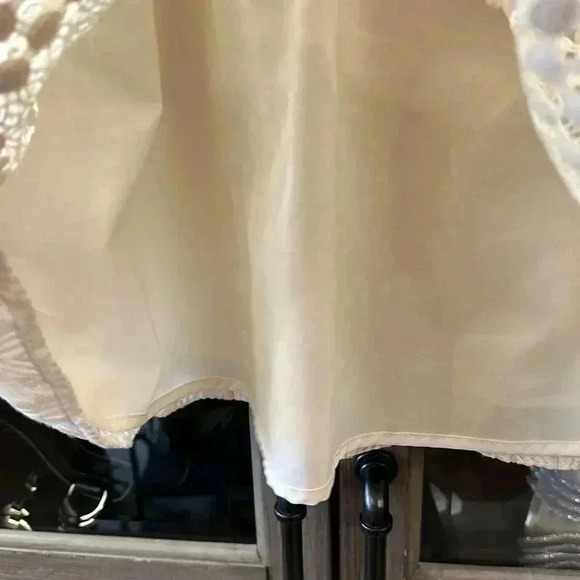 1. STATE IVORY SILK AND LACE SLEEVELESS TOP tie up back Size Small - Picture 5 of 6